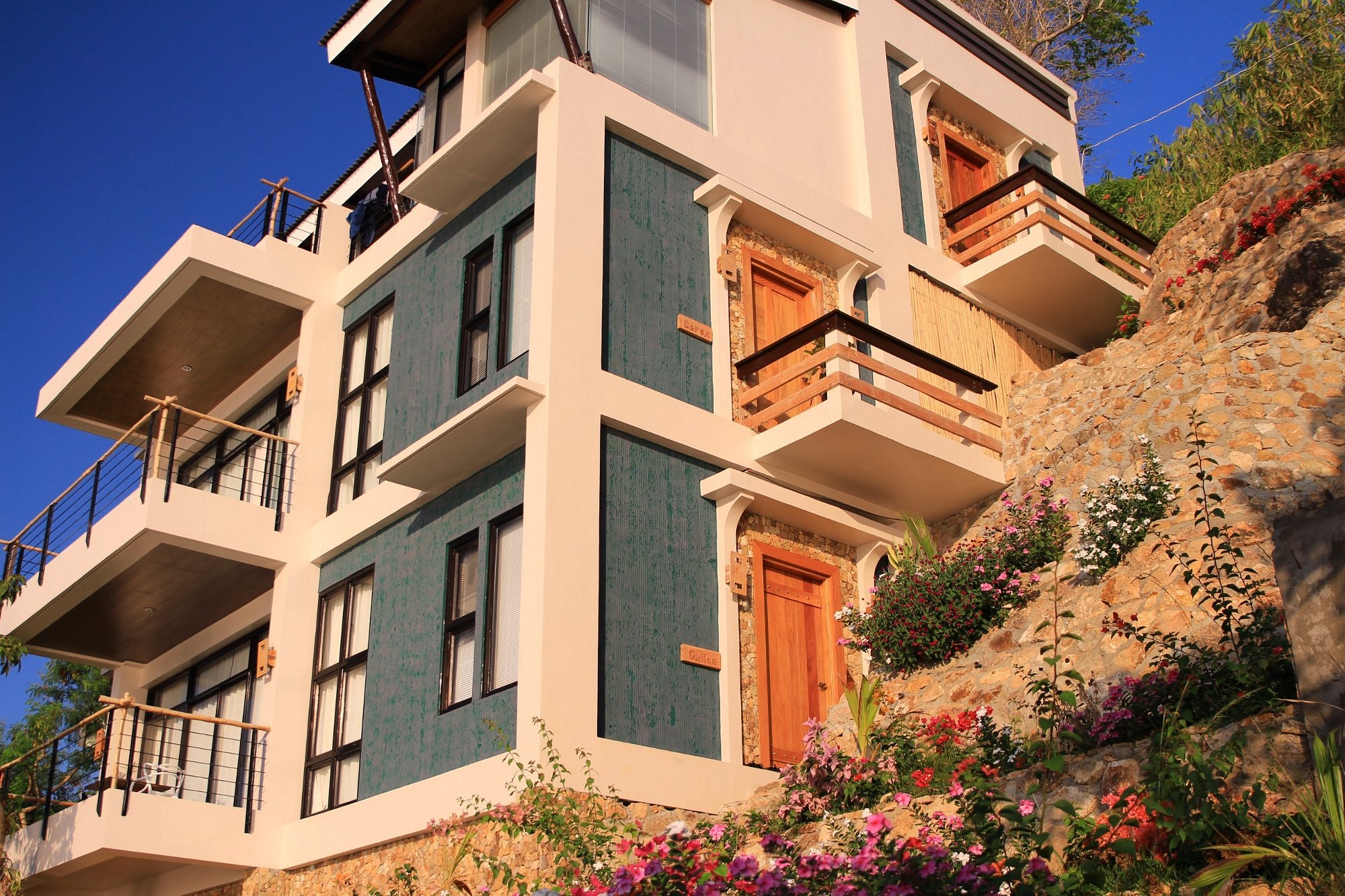 The casitas above the beach, kayaks lined up on the sand