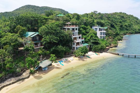 The beach below the casitas, kayaks waiting